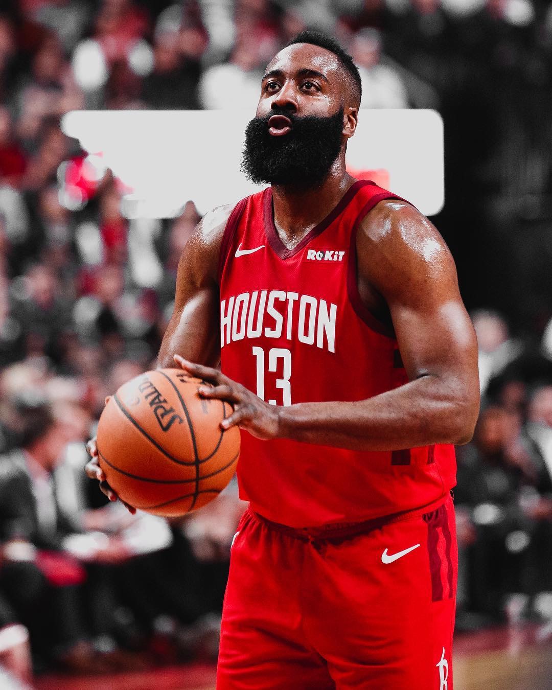 拜仁vs圣保利首发：凯恩领衔！迪亚斯、金玟哉、欧文在列（拜仁对阵圣保利首发公布：凯恩压阵，金玟哉、迪亚斯、欧文先发）