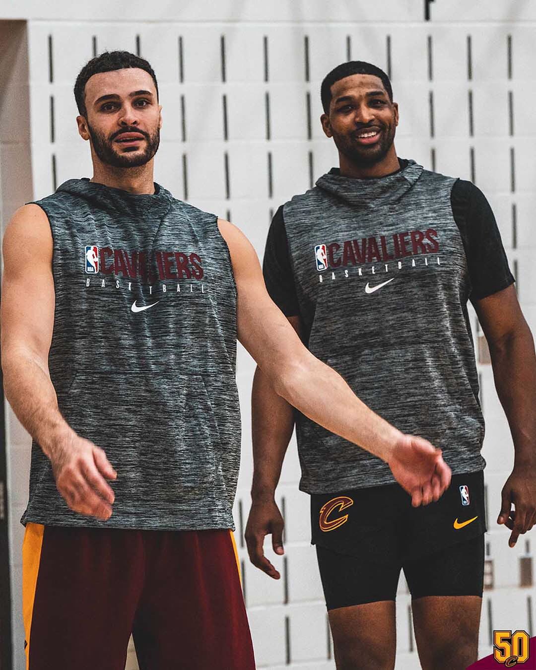 内马尔赛前牵着自己的女儿马维入场，之后还给女儿比心（赛前温情一幕：内马尔牵女儿马维入场并隔空比心）