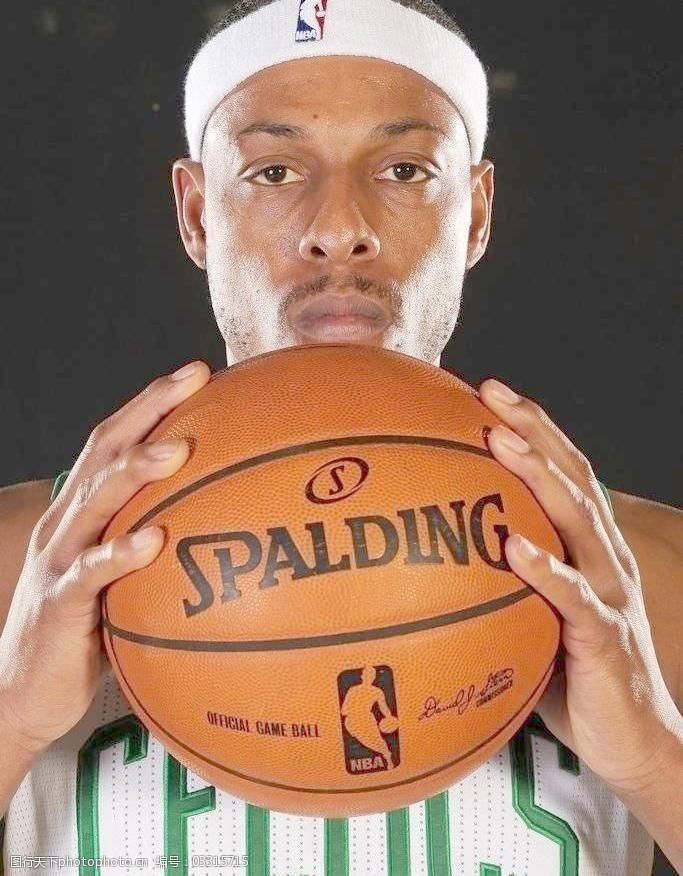 球迷看得手心冒汗（心跳时刻，球迷直捏一把汗）