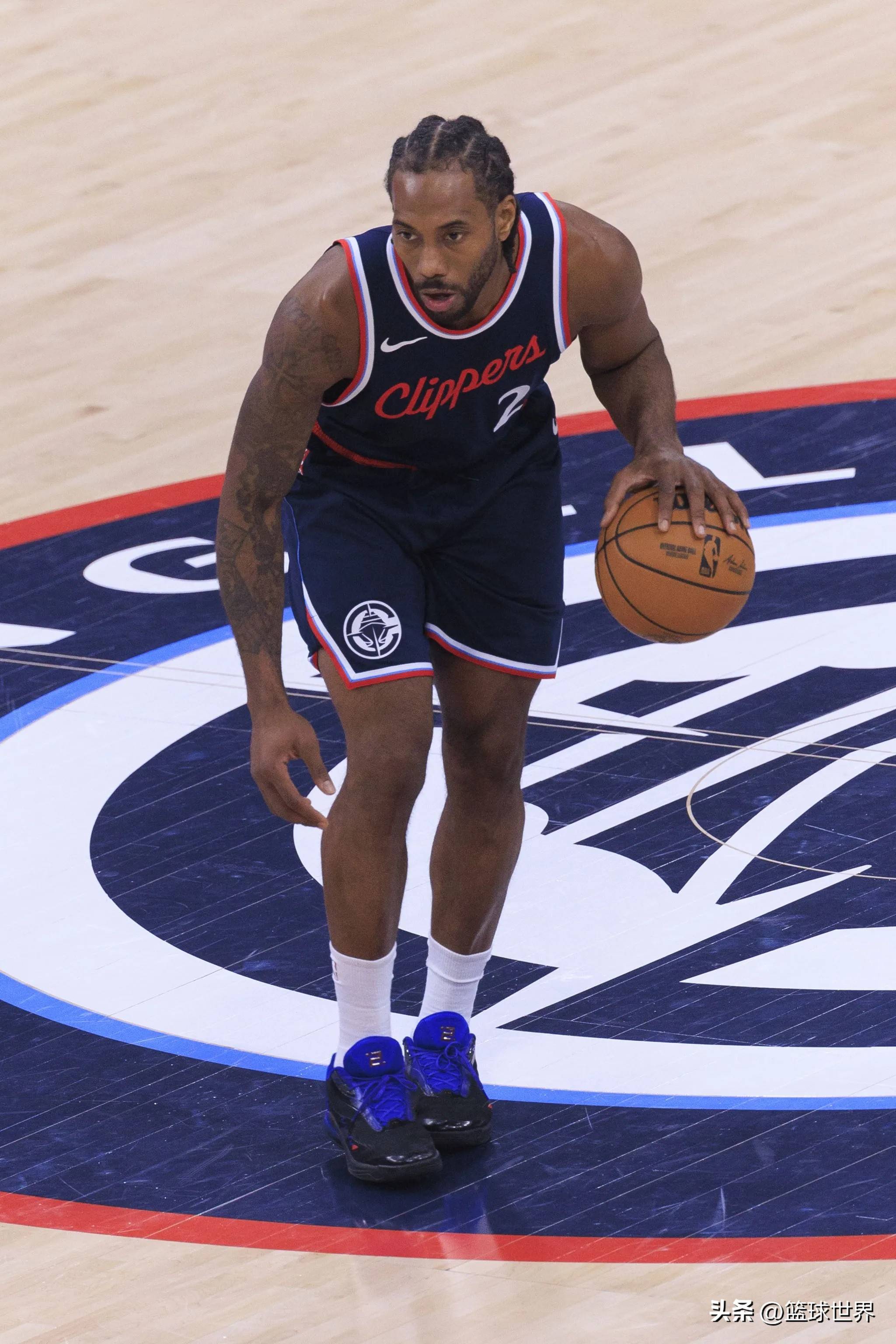 每体：两名巴萨球迷因向切尔西球迷看台投掷杂物被拘留（每体：向切尔西球迷看台掷物，两名巴萨球迷被警方带走）