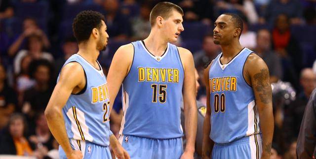 广州小学生观战轮椅篮球赛为运动员加油（广州小学生现场观赛为轮椅篮球运动员加油）